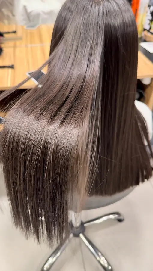 Keratin bakımı sonrası ipeksi düz koyu kahve saç